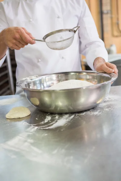 Baker bekerja dengan saringan dan mangkuk — Stok Foto