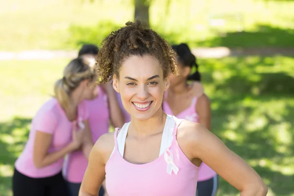 Улыбающиеся женщины в розовом для информированности о раке груди — стоковое фото
