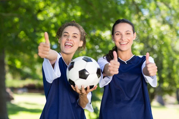 Bonitos jugadores de fútbol sonriendo a la cámara — Foto de Stock