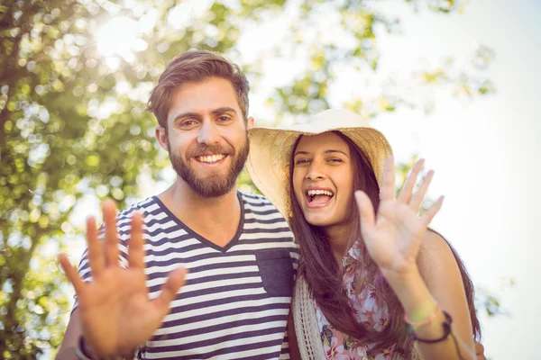 Couple hipster souriant à la caméra — Photo