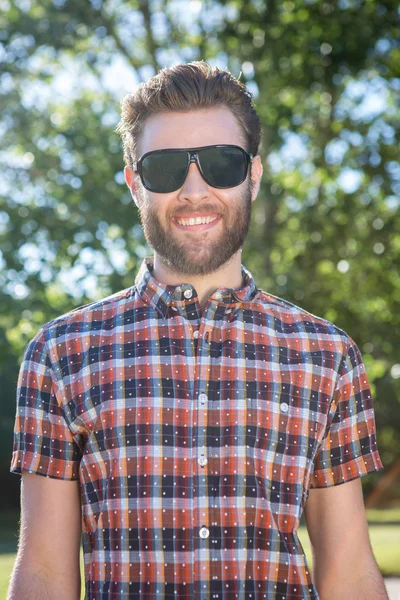 Knappe hipster glimlachen op camera — Stockfoto