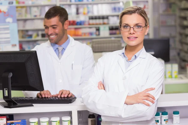 Farmacéutico mirando a la cámara — Foto de Stock