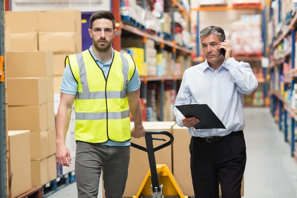 Worker walking with his manager over the phone — Stock Photo, Image