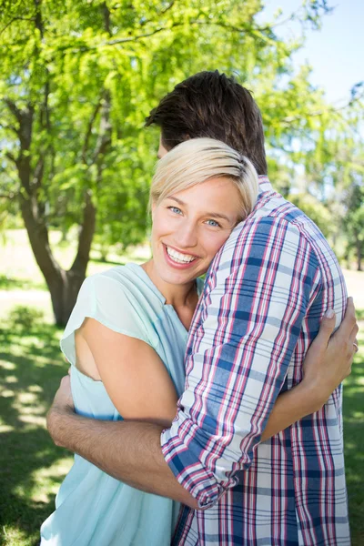 Gelukkige paar knuffelen in het park — Stockfoto