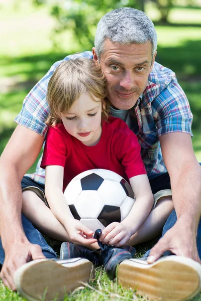 Pai com filho no parque — Fotografia de Stock