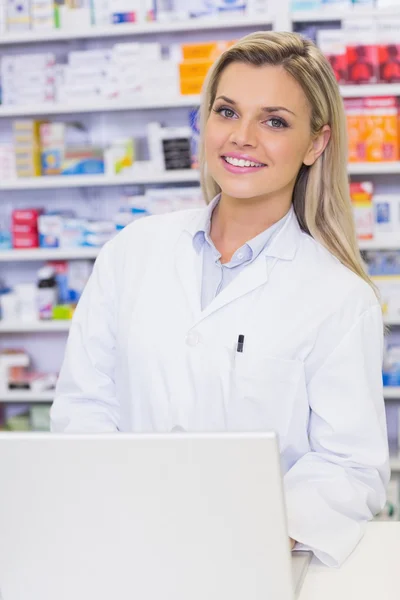 Usmívající se pharmaacist při pohledu na fotoaparát — Stock fotografie
