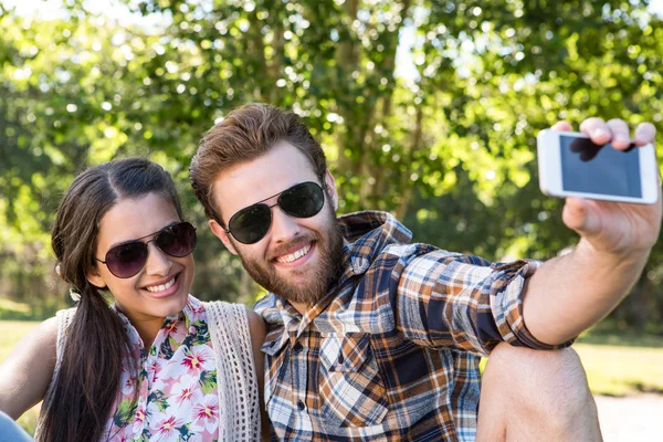 若いカップル、selfie を取る — ストック写真