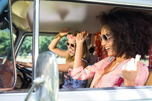 Amigos felizes em uma viagem de carro — Fotografia de Stock