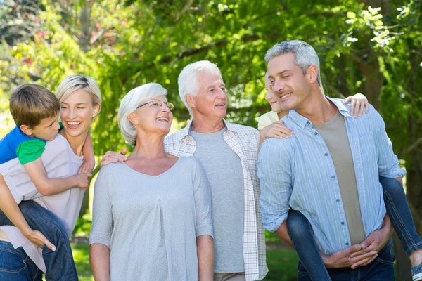 Familia feliz en el parque — Foto de Stock