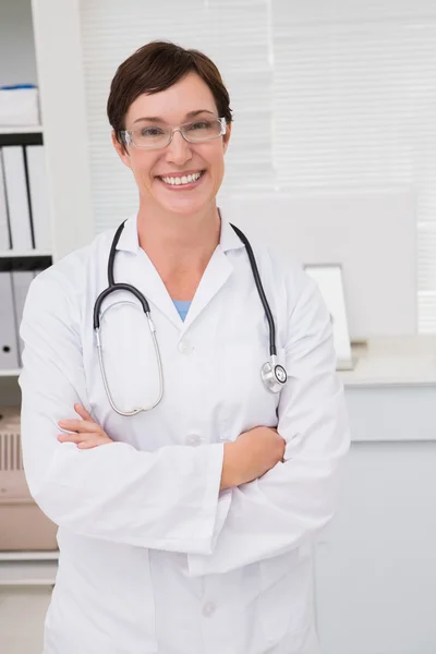 Médico con estetoscopio y brazos cruzados —  Fotos de Stock