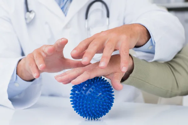 Doctor assisting female patient — Stock Photo, Image