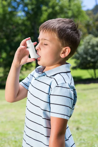 Liten pojke med sin inhalator — Stockfoto