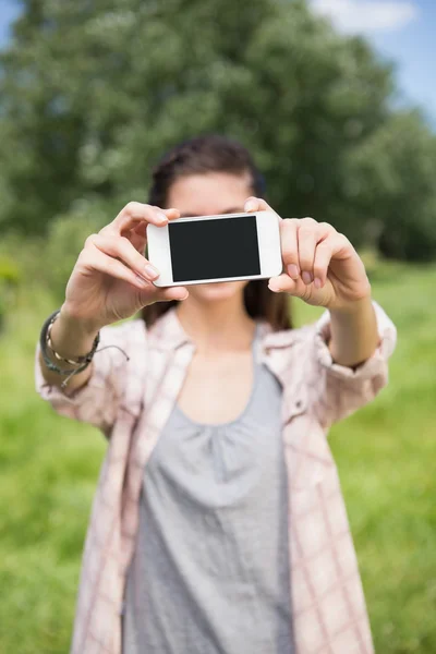 Mooie brunette nemen selfie in park — Stockfoto