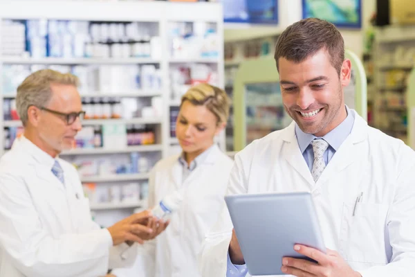 Pharmacist using the tablet — Stock Photo, Image