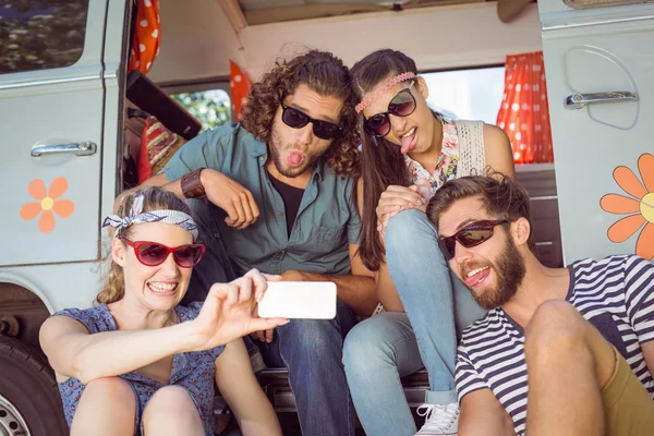 Hipster-Freunde machen ein Selfie — Stockfoto