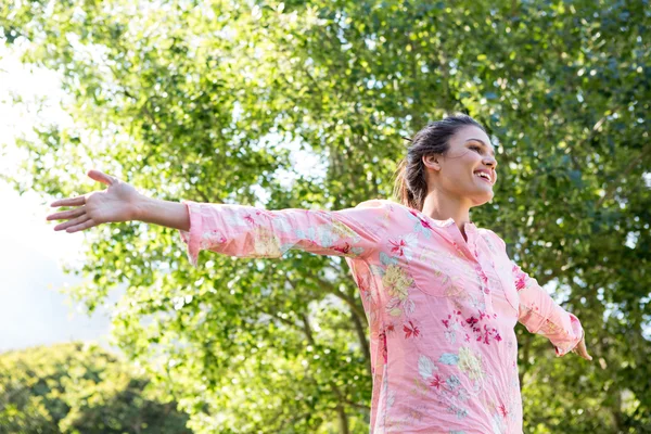 Bella bruna sentirsi liberi nel parco — Foto Stock