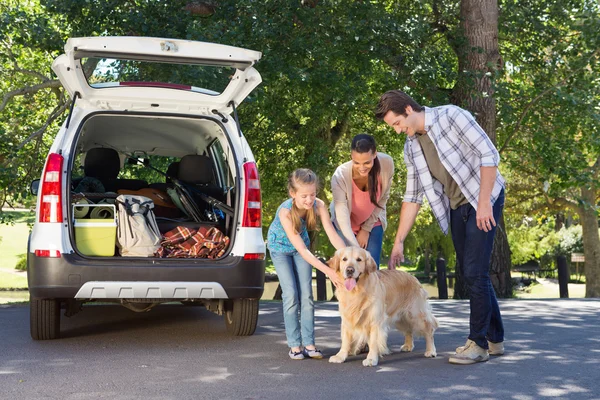 Família se preparando para ir em viagem de carro — Fotografia de Stock