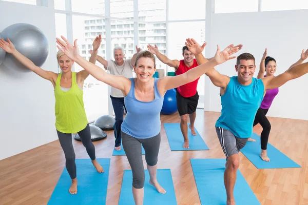 Mensen trainen in de sportschool klasse — Stockfoto