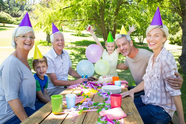 Família feliz celebrando um aniversário — Fotografia de Stock