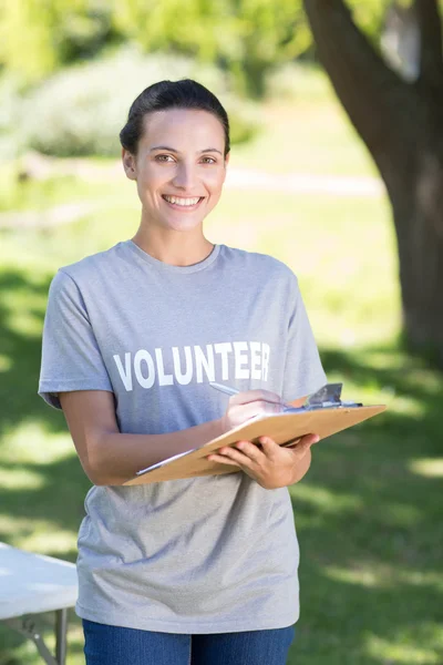 Счастливый волонтер в парке — стоковое фото