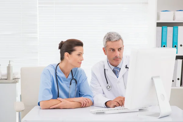 Médicos olhando para o computador — Fotografia de Stock