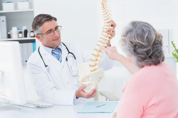 Médico mostrando coluna anatômica — Fotografia de Stock