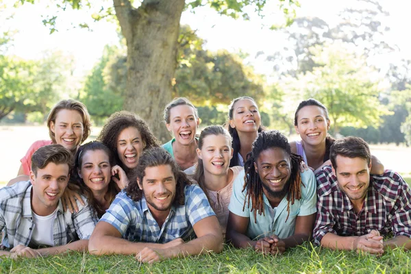 Amigos felizes no parque — Fotografia de Stock