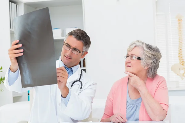 Médico explicando raio-X para paciente do sexo feminino — Fotografia de Stock