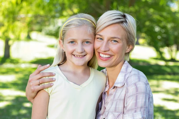 Блондинка с дочерью в парке — стоковое фото