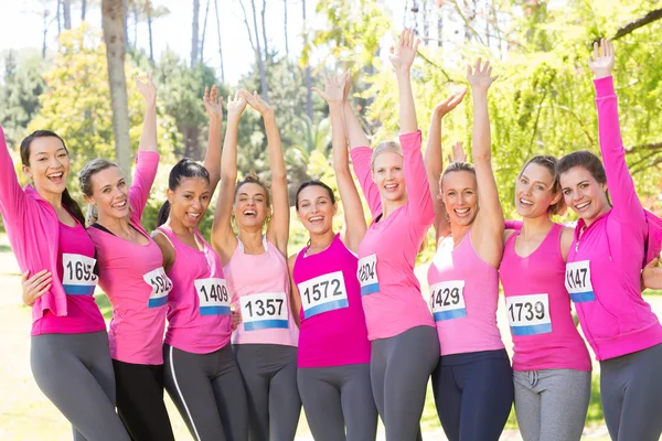 Donne sorridenti in corsa per la consapevolezza del cancro al seno — Foto Stock