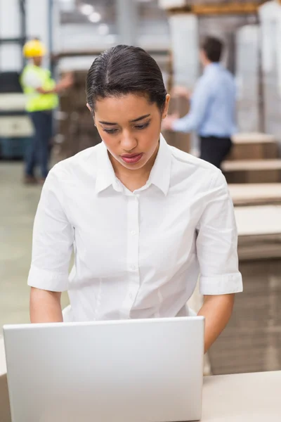 Fokussierte Managerin mit ihrem Laptop — Stockfoto