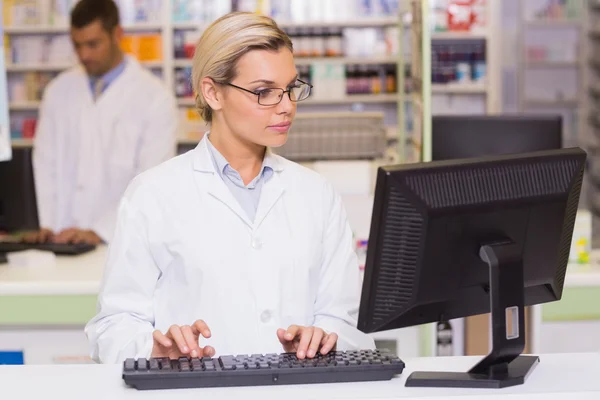Concentrate pharmacist using computer — Stock Photo, Image