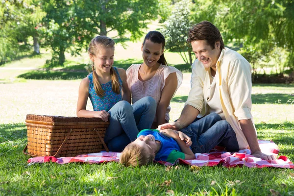 Família feliz em piquenique no parque — Fotografia de Stock