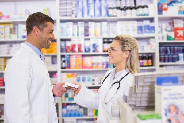 Equipo de farmacéuticos con medicamentos — Foto de Stock