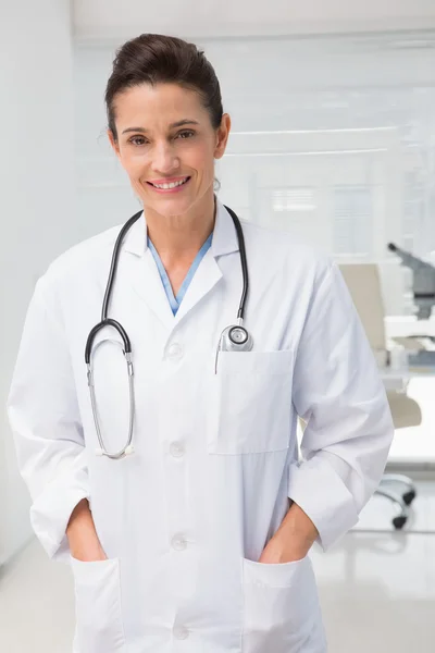 Veterinario sorridente in piedi con stetoscopio — Foto Stock