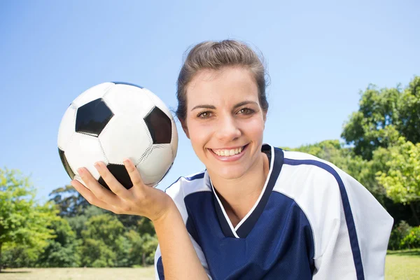 Hübsche Fußballerin lächelt in die Kamera — Stockfoto