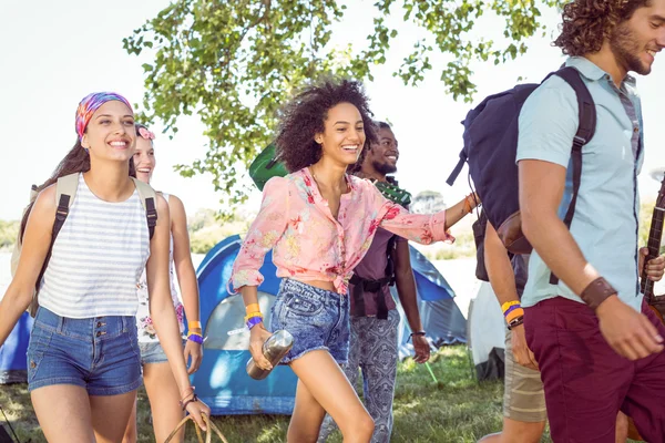Friends arriving at their campsite — Stock Photo, Image