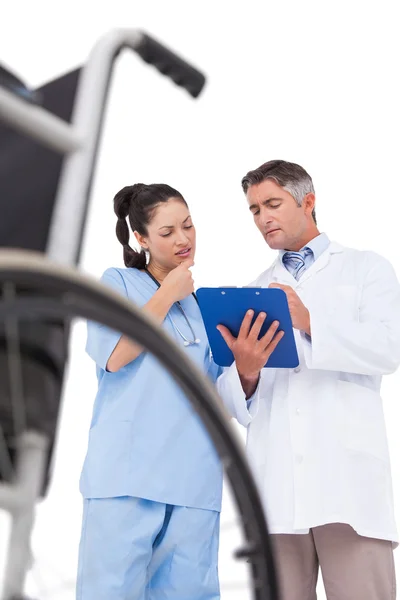 Doctor and nurse discussing something — Stock Photo, Image