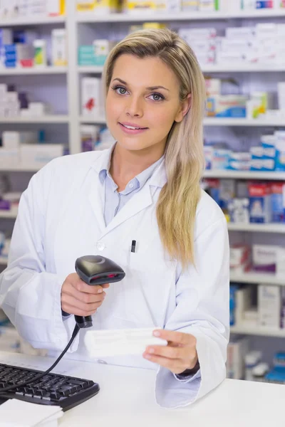 Apotheker scannen van geneesmiddelen — Stockfoto