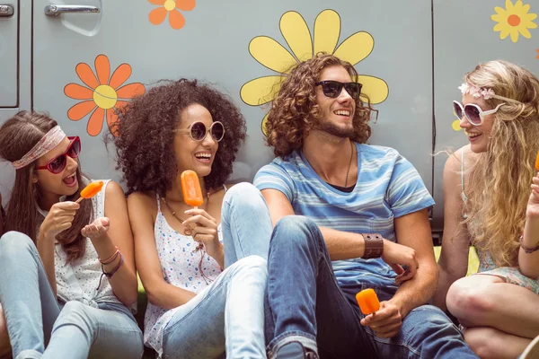 Hipster amigos disfrutando de hielo lollies — Foto de Stock