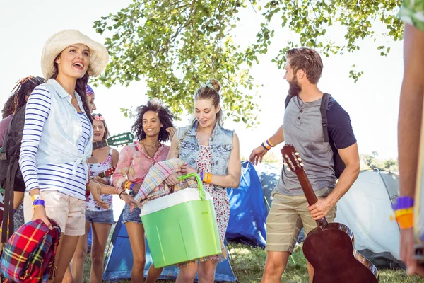 Junge Freunde bei der Ankunft auf ihrem Zeltplatz — Stockfoto