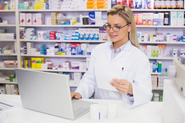 Farmacista che utilizza il computer — Foto Stock