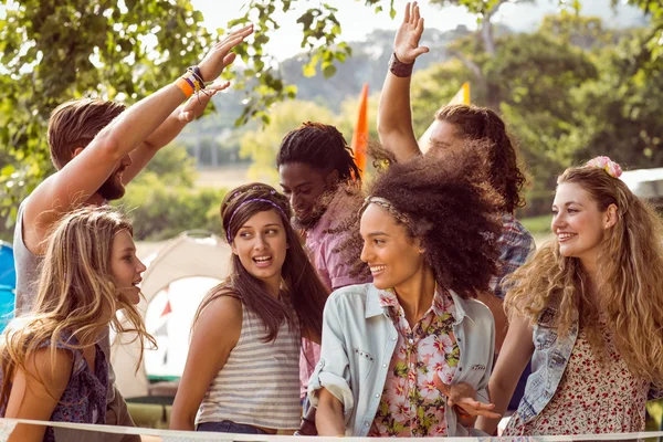 Felices hipsters bailando con la música — Foto de Stock