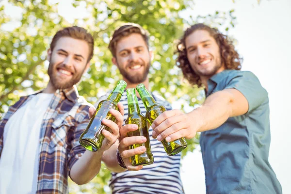 Hipster amigos tomando una cerveza juntos — Foto de Stock