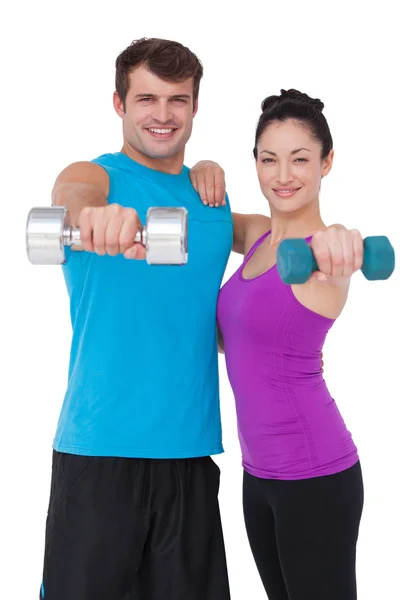 Apto homem e mulher levantando halteres — Fotografia de Stock
