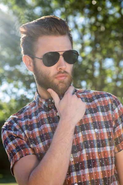 Schöner Hipster mit Sonnenbrille — Stockfoto