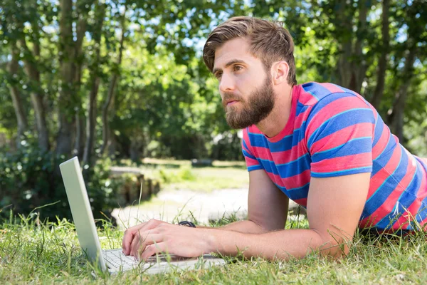 Hipster utilisant un ordinateur portable dans le parc — Photo