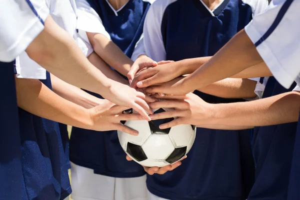 Eller birlikte koyarak güzel futbol oyuncuları — Stok fotoğraf