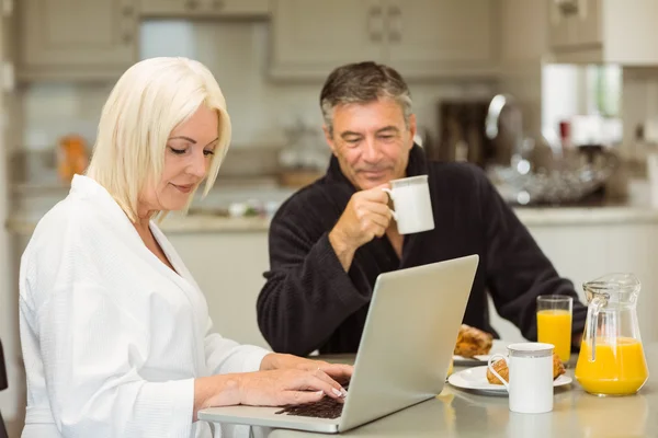 Casal maduro tomando café da manhã juntos — Fotografia de Stock