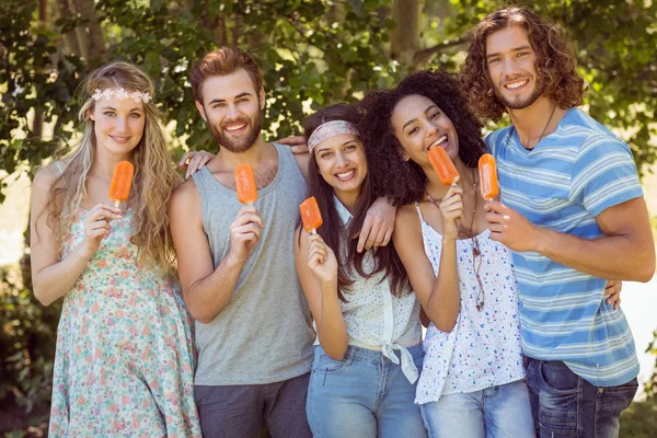 Amici hipster godendo lecca-lecca ghiaccio — Foto Stock